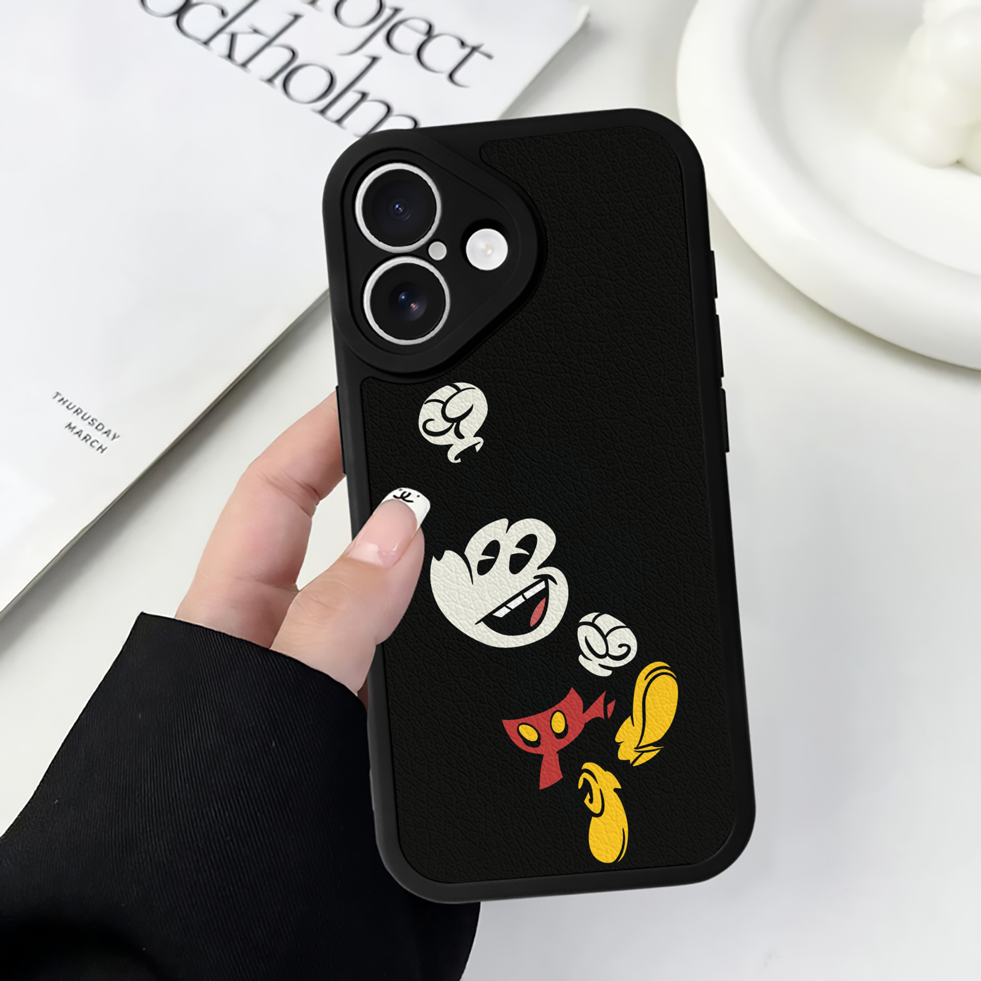 （画像用） ミッキーマウス Mickey Mouse 【iPhone 16シリーズ対応】シリコンスマホケース（レザー調） 材質：シリコン